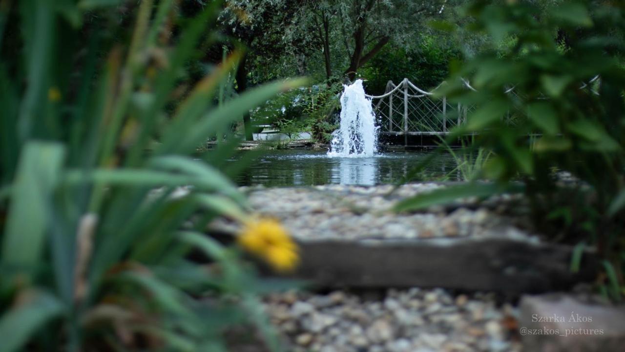 Bed and Breakfast Pollushof Panzió és Étterem Csolnok Esterno foto